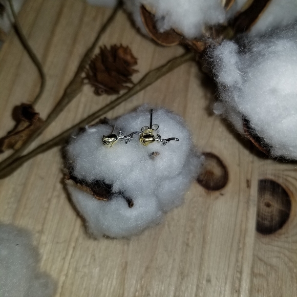 🌹🌹Pretty Two Tone Rose earring studs🌹🌹 - Picture 3 of 6